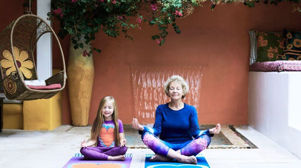 YOGA EM CASA — AS MELHORES PRÁTICAS PARA A MATURIDADE