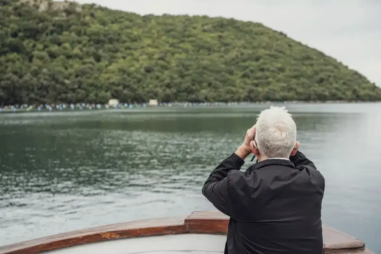 Viajante admira a beleza natural do litoral croata, em viagem pela região da Ístria 