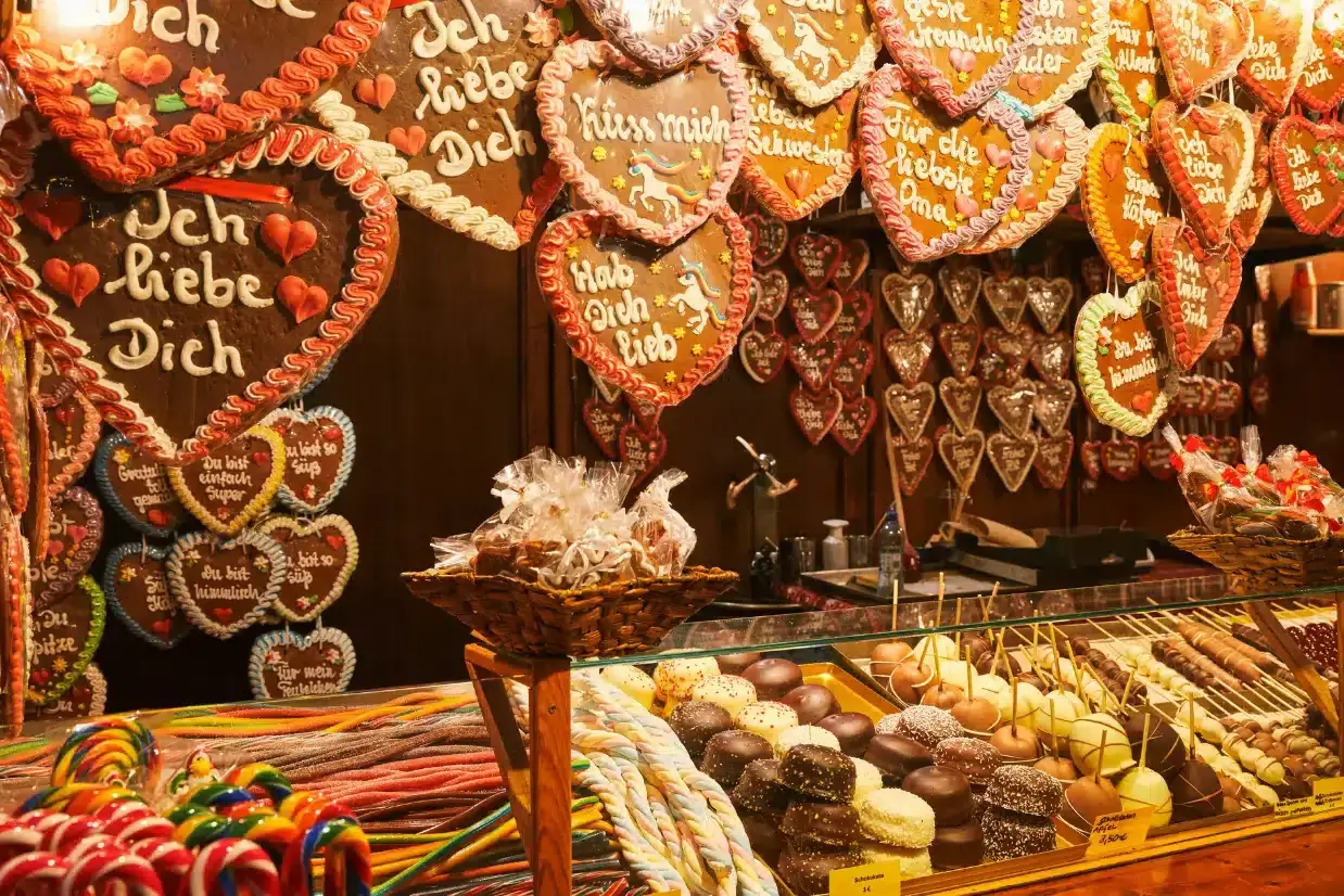 mercado de natal na Alemanha vendendo biscoitos e doces típicos