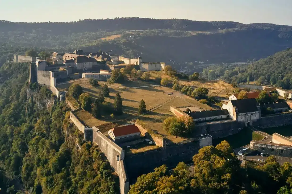 Vista aérea da cidadela de Besançon, na França, uma fortaleza do século XVII e Patrimônio Mundial da UNESCO