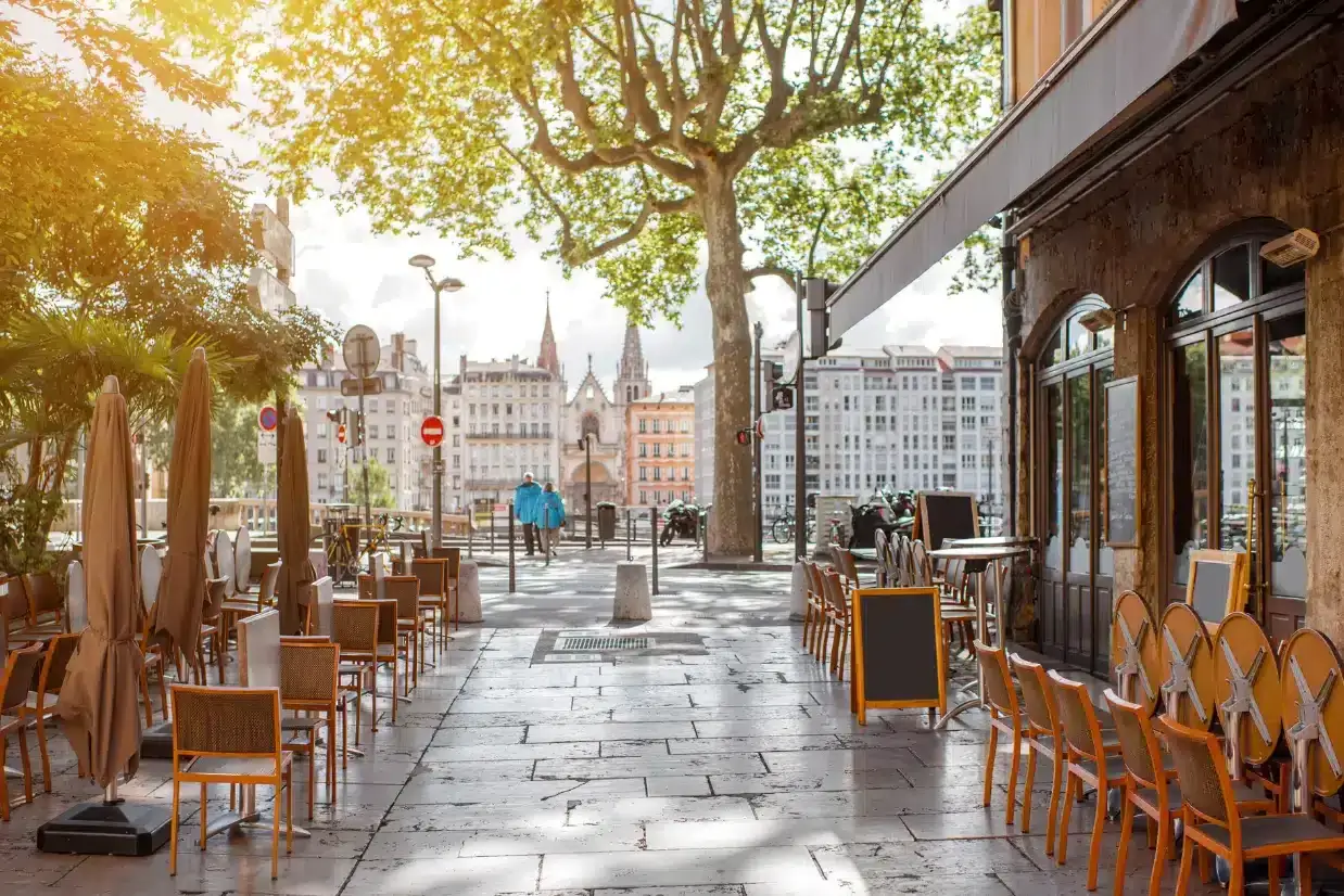 Manhã ensolarada pelas ruas de Lyon, a capital gastronômica da França e lar de restaurantes estrelados