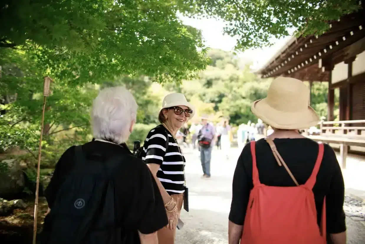 Grupo de viajantes passeia pelos templos de Kyoto, um segredo da longevidade
