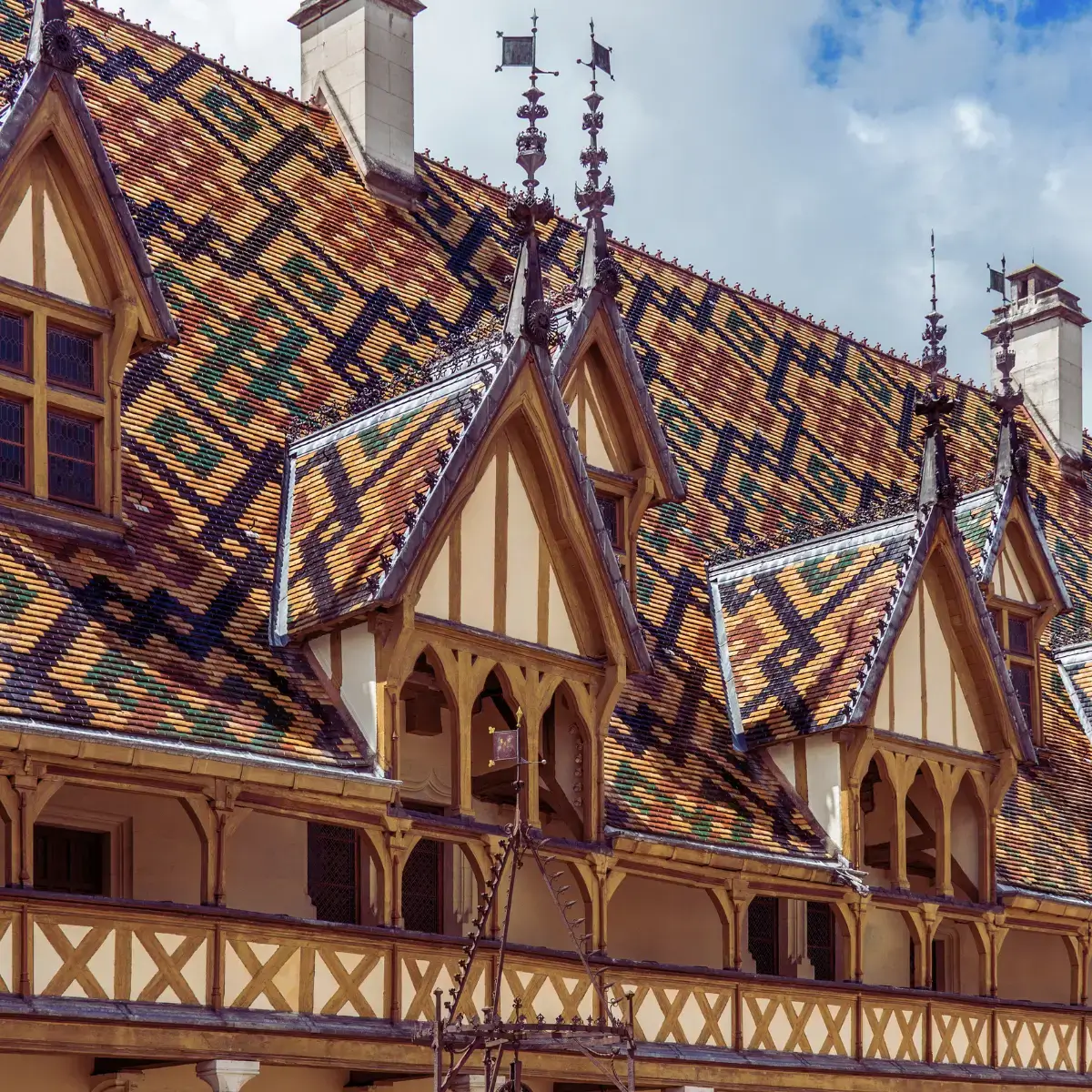 Telhados revestidos de azulejos coloridos, um símbolo de Beaune