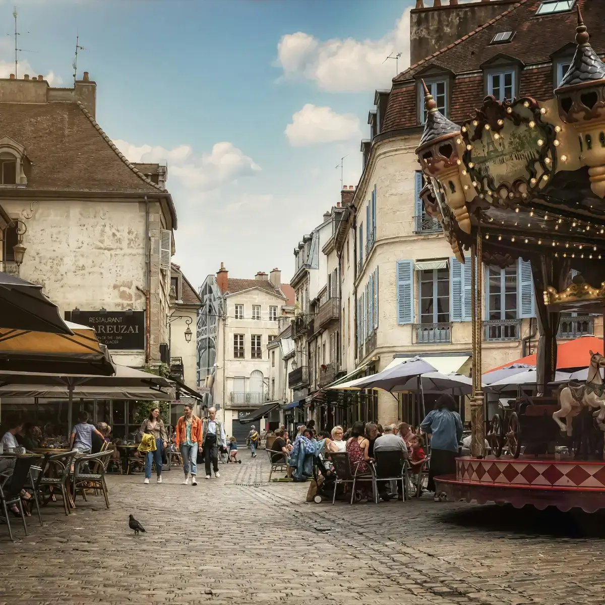 Centro de Dijon, com seus restaurantes e bares ao ar livre