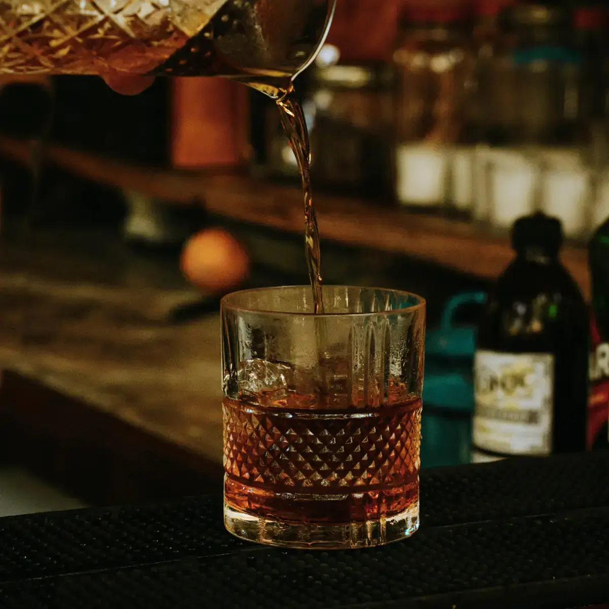 Scotch, com maturação de no mínimo três anos em barril de carvalho