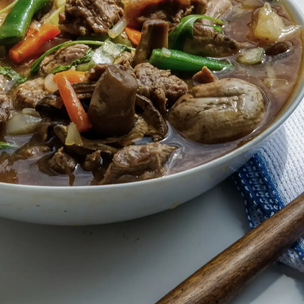 Ensopado irlandês, à base de carne de carneiro, batatas e legumes