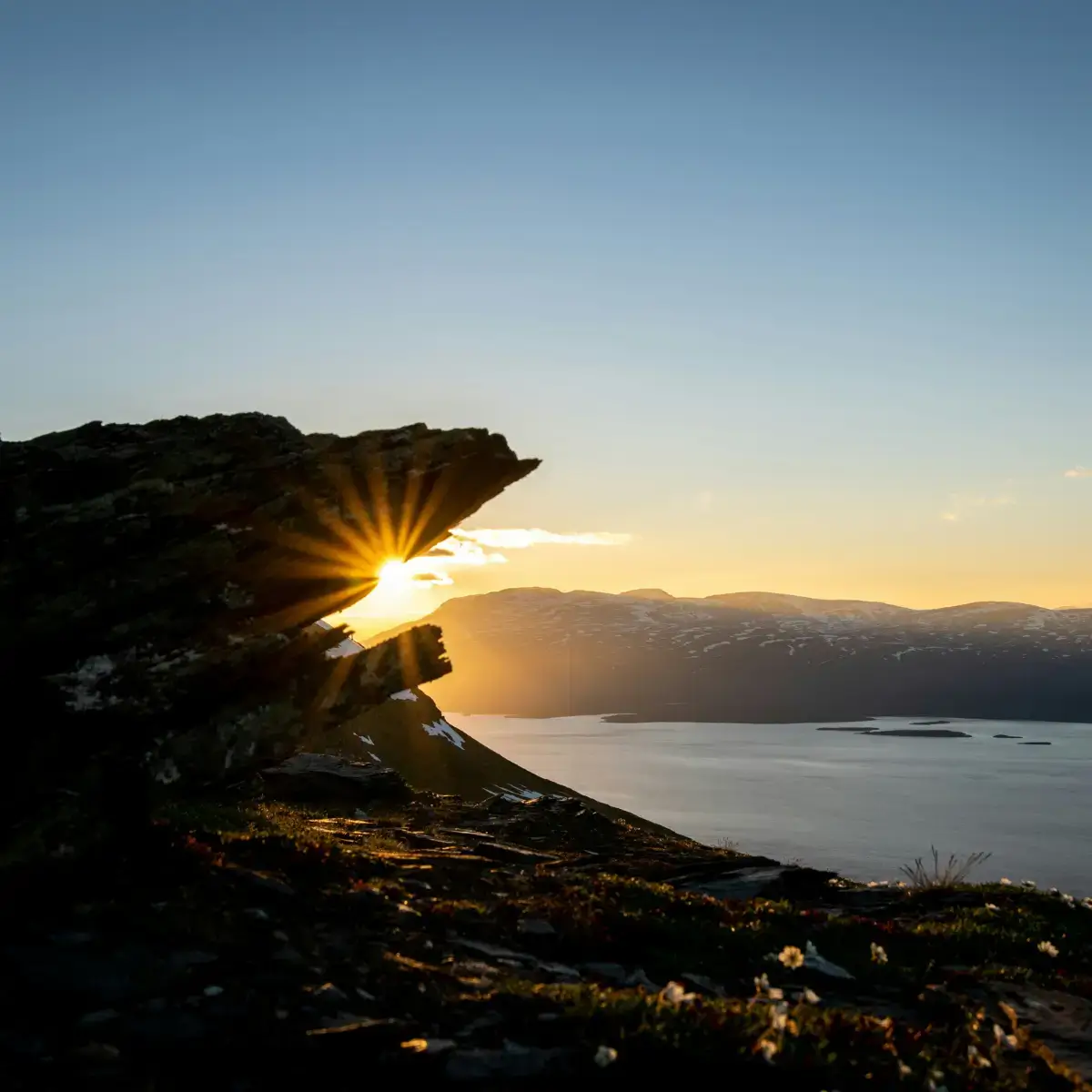 Neste período, o sol se mantém no horizonte até de madrugada