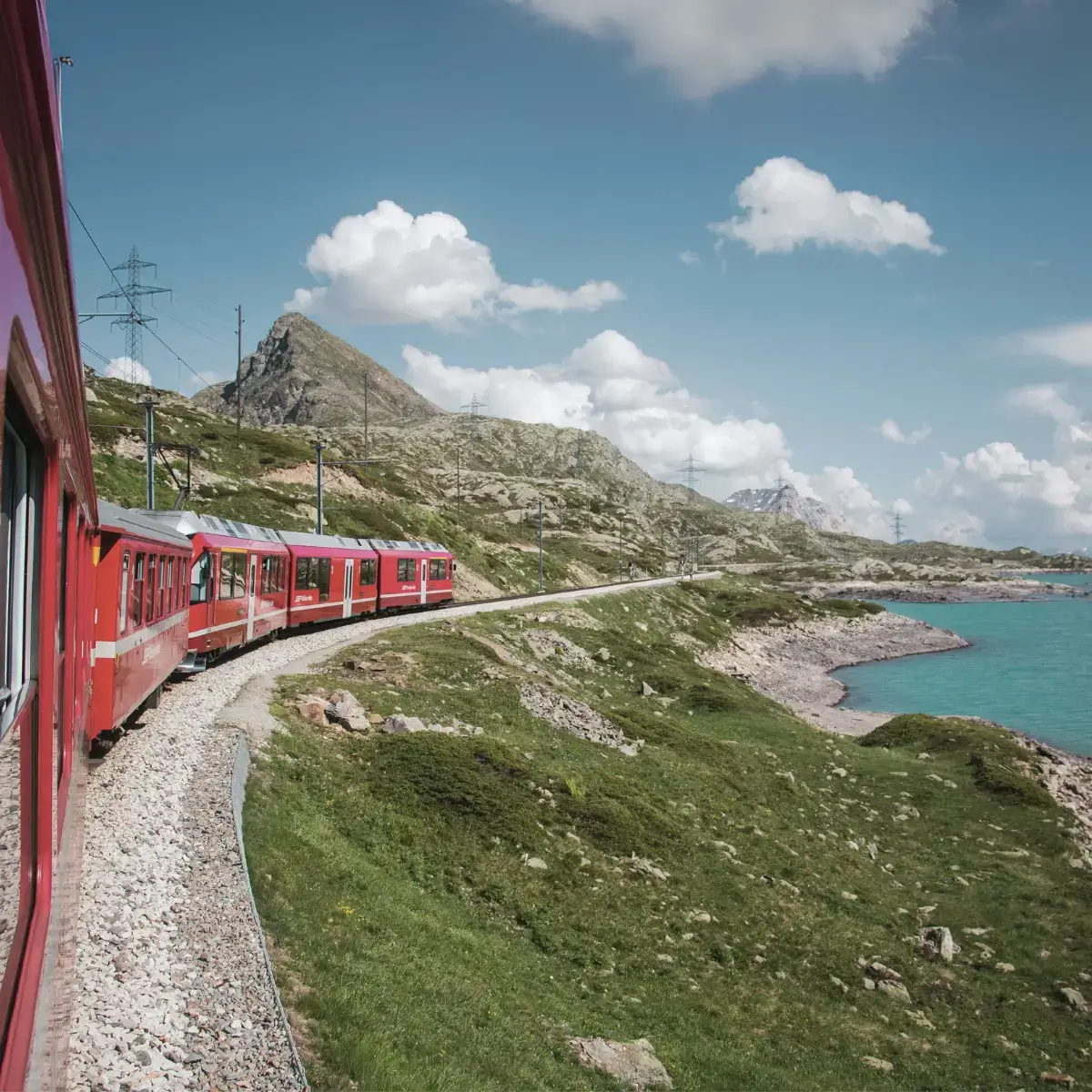 Trem panorâmico Bernina Express, em um trajeto reconhecido pela UNESCO como Patrimônio Mundial da Humanidade