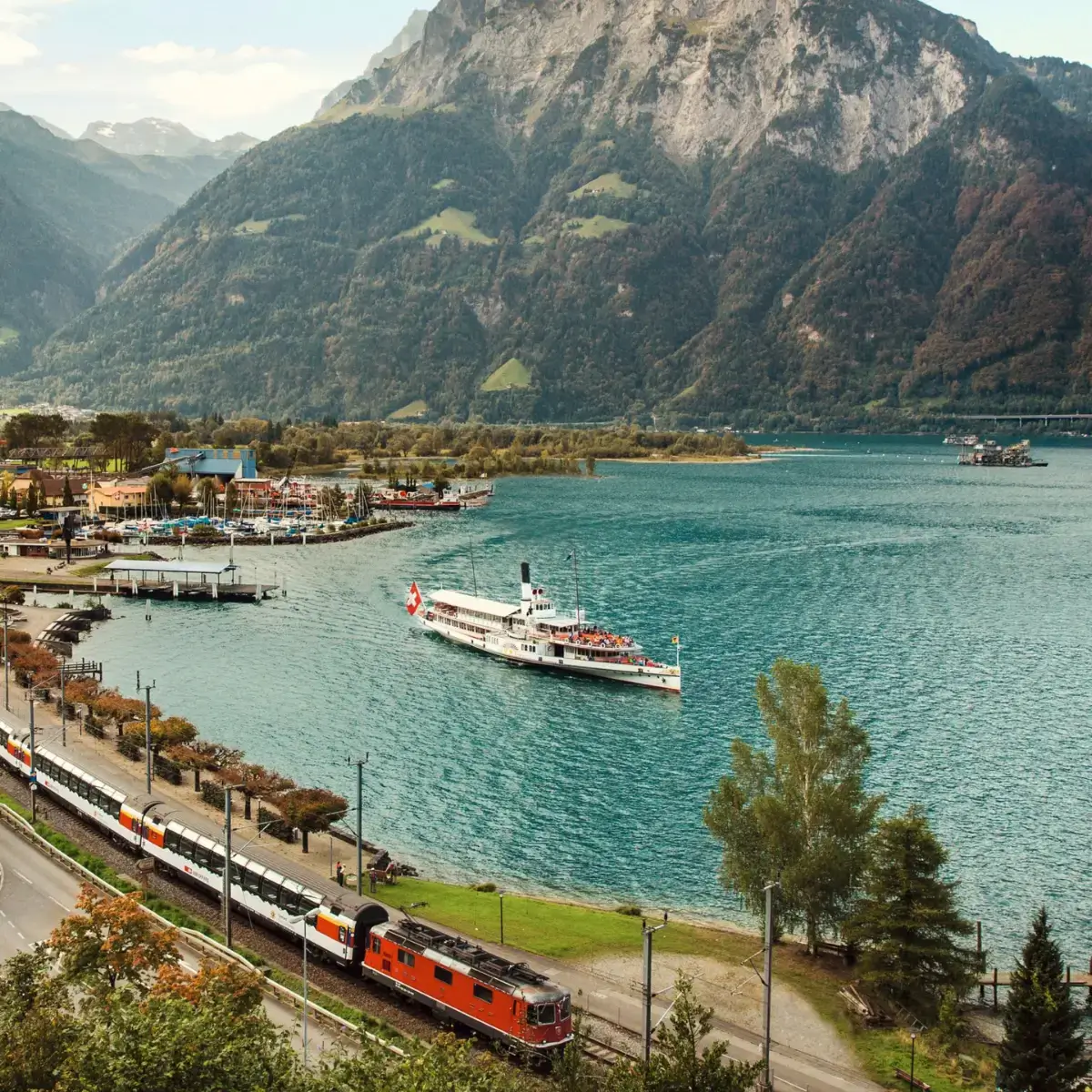 Gotthard Panorama Express, um dos trens panorâmicos na Suíça durante viagem pelos Alpes na primavera