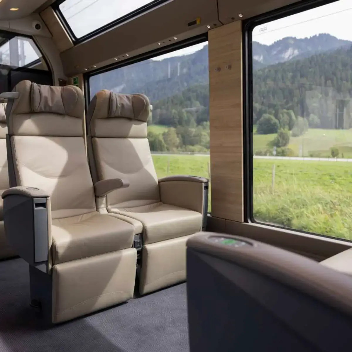 Interior do trem panorâmico Golden Pass, viajando pelas montanhas nos Alpes suíços durante a primavera