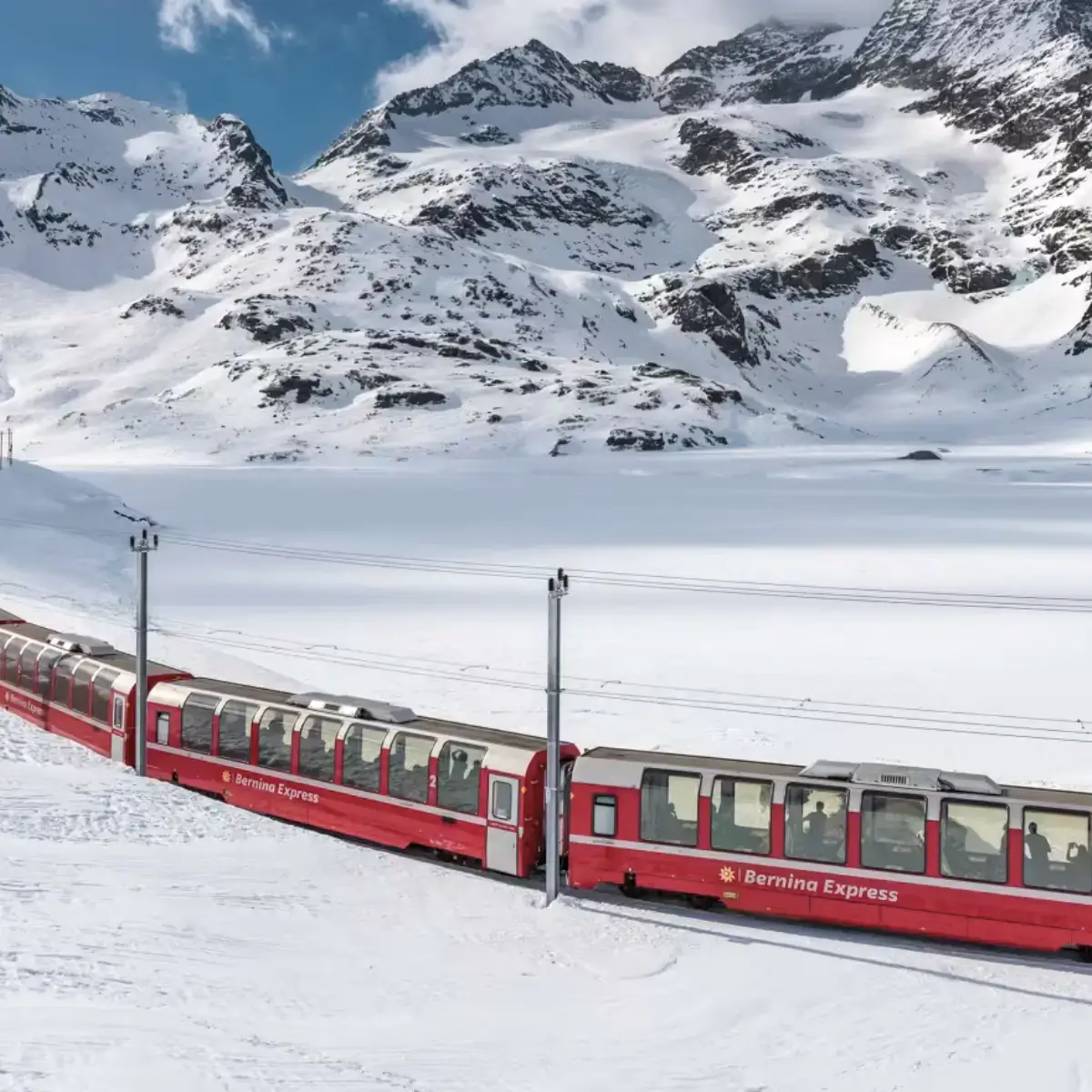 Viagem em um dos trens panorâmicos na Suíça, com vista para os Alpes e paisagens nevadas do inverno
