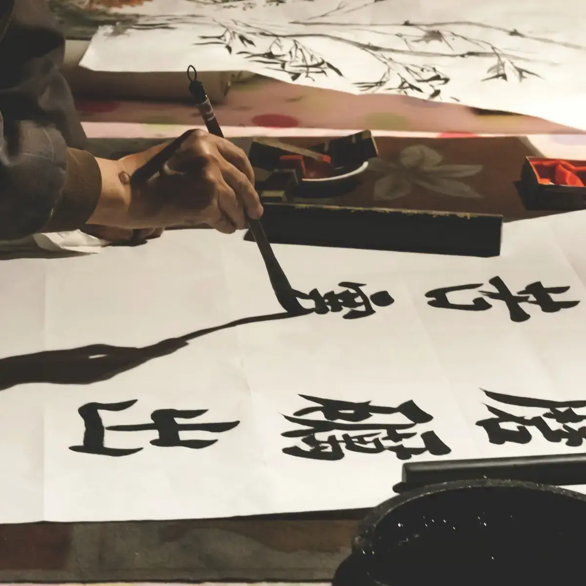 Shūfǎ: caligrafia tradicional chinesa praticada com pincel e tinta