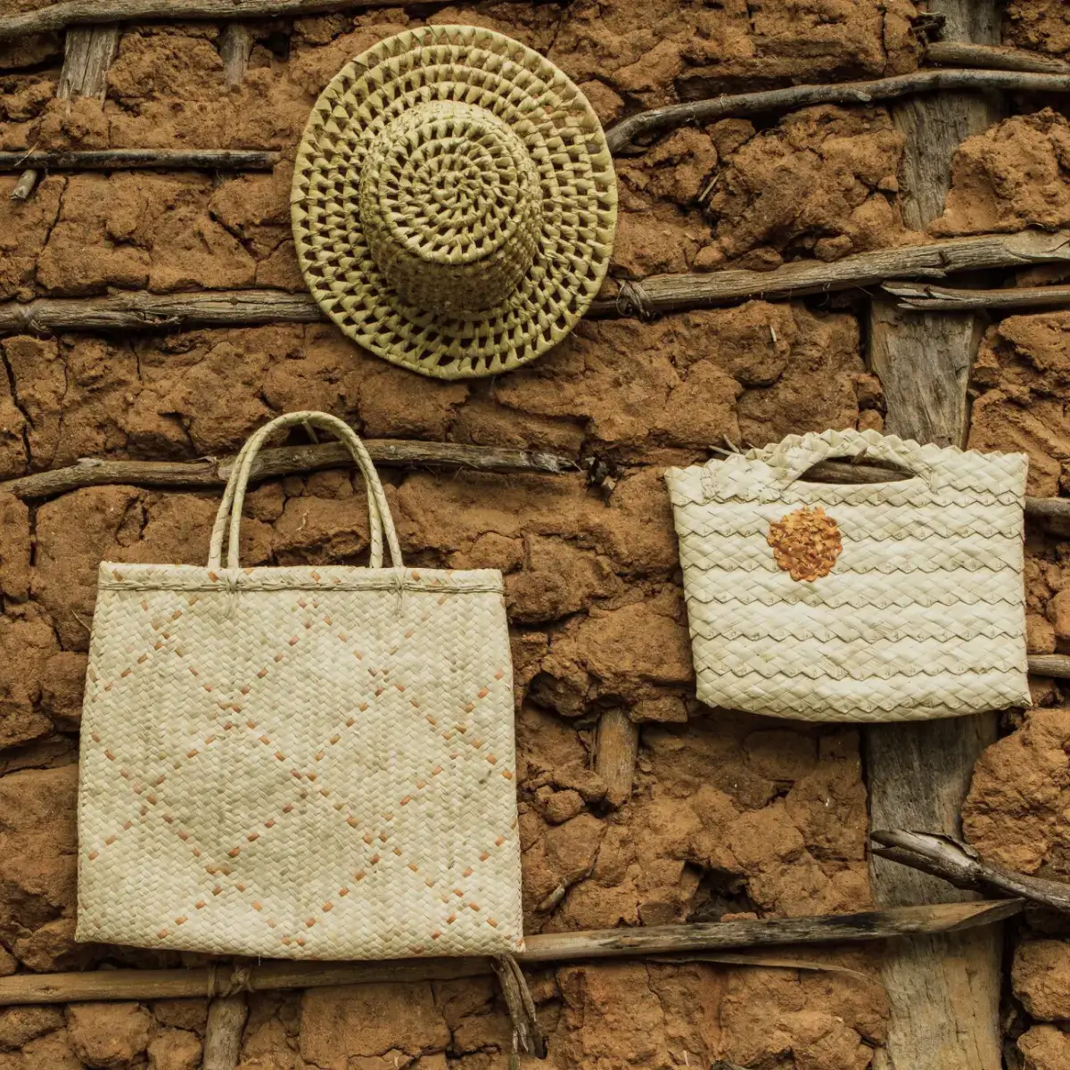 acessórios feitos em palha por artesãs no Alagoas