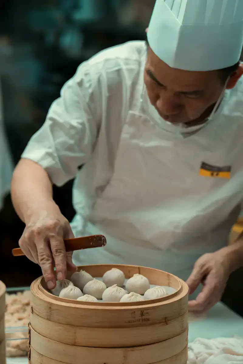 Baozi ou bao – pão recheado de carne ou legumes e cozido no vapor, um clássico da culinária chinesa