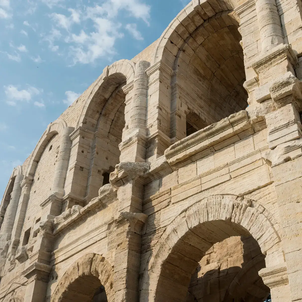 Anfiteatro romano de Arles, construção medieval datada de 90 d.C, um cartão-postal da cidade na Provence, França.