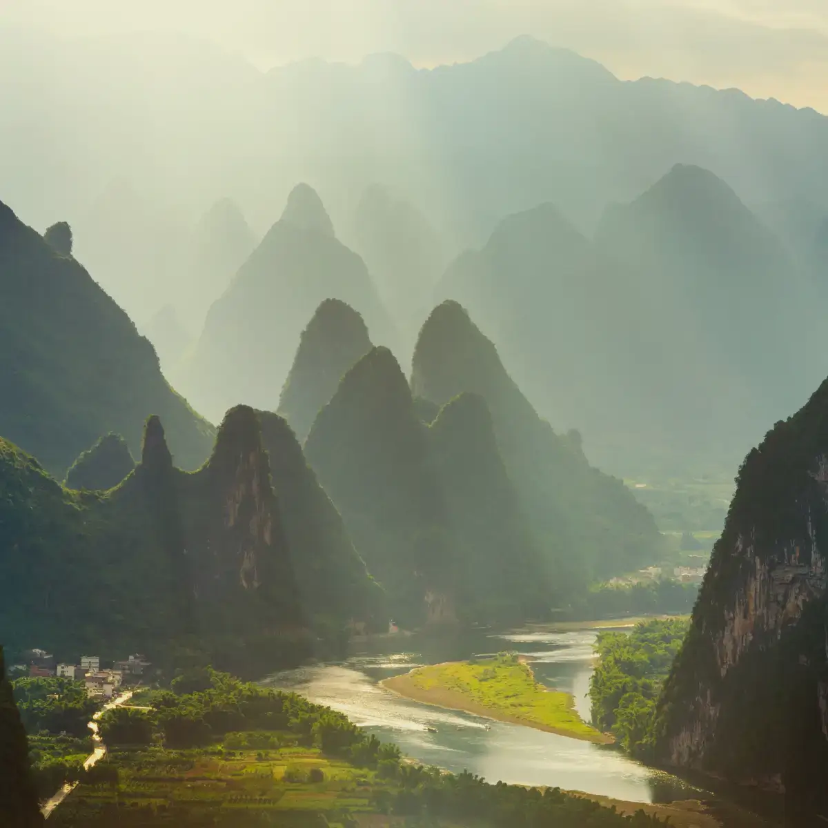 Rio Li em Guilin, cercado por montanhas e paisagens verdejantes na zona rural da China
