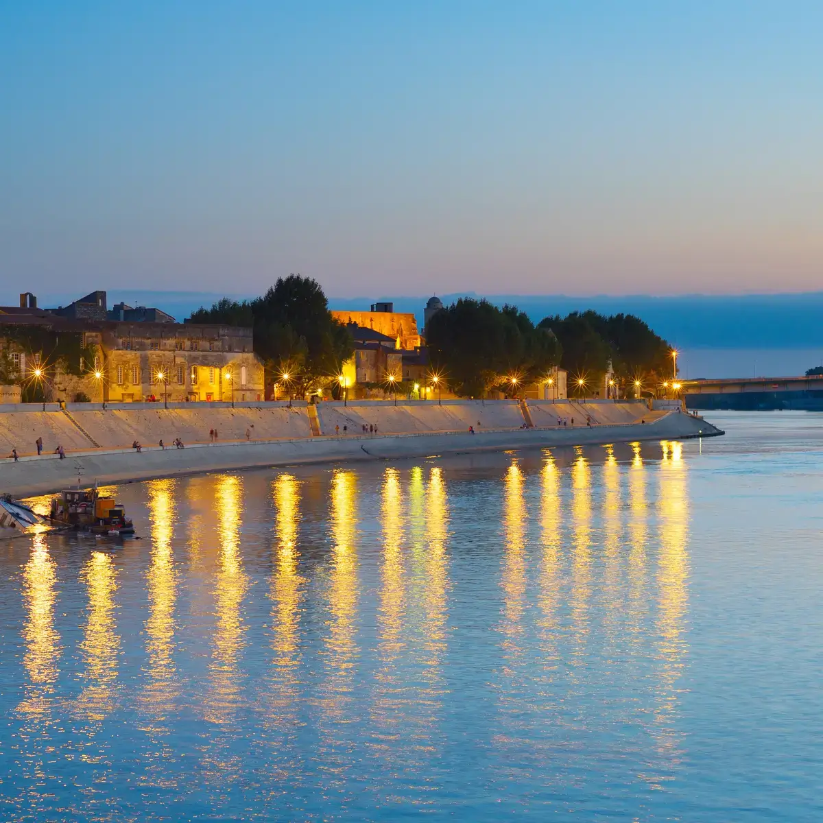 Luzes refletidas no Rio Ródano, em Arles, sul da França, um cenário que inspirou a obra célebre de Van Gogh.