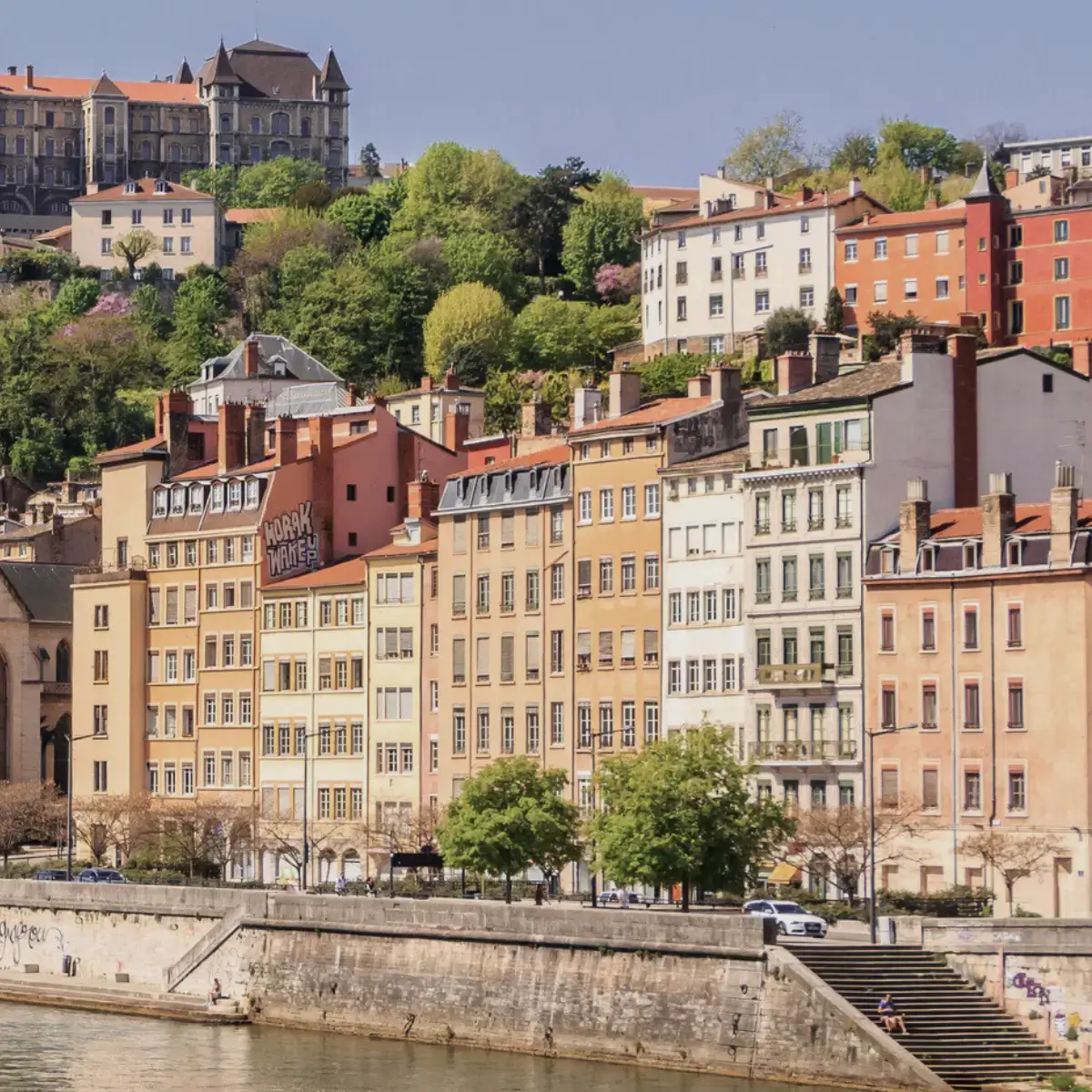 Cidade de Lyon, a capital gastronômica francesa, com casas coloridas e charmosas às margens do rio Ródano.