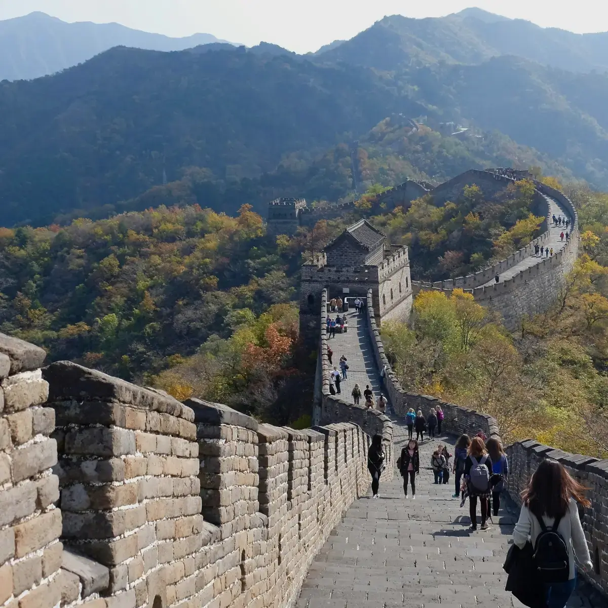 grande muralha da china com mais de 20.000 km de extensão em uma viagem à china