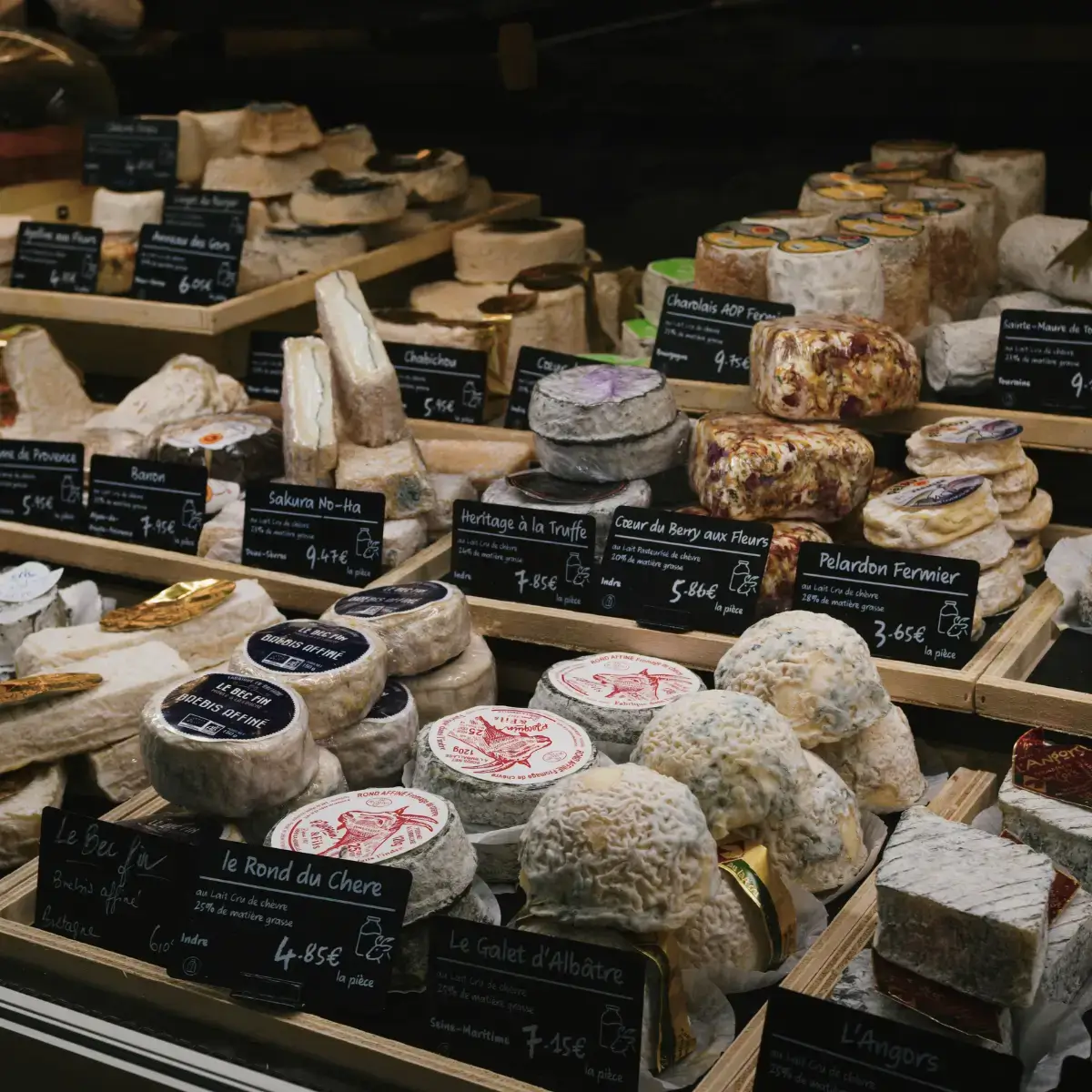Queijos curados expostos à venda em uma loja de produtos artesanais franceses, na região da Provence.