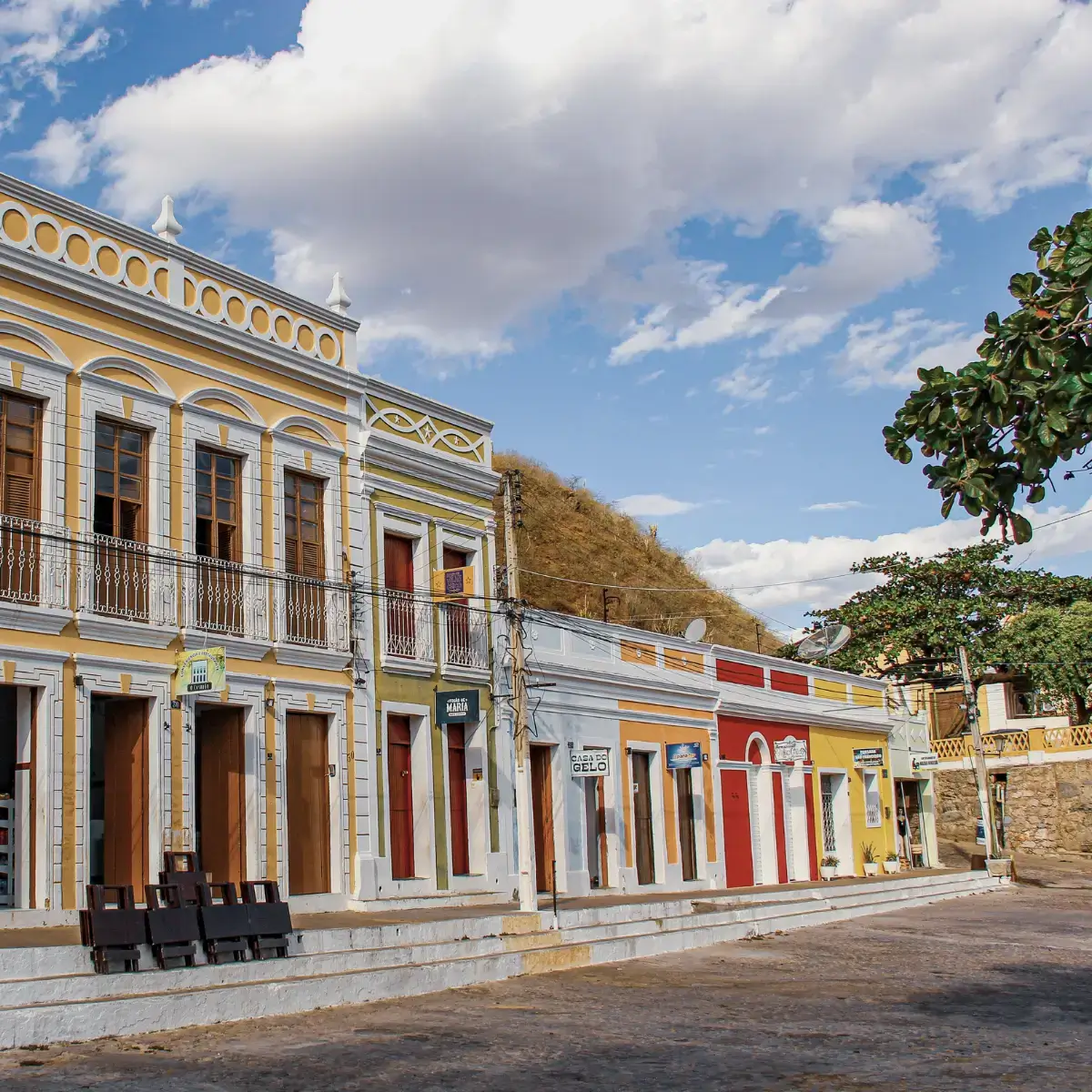 Casas coloridas em estilo colonial no centro histórico de Piranhas, no Alagoas, às margens do Rio São Francisco