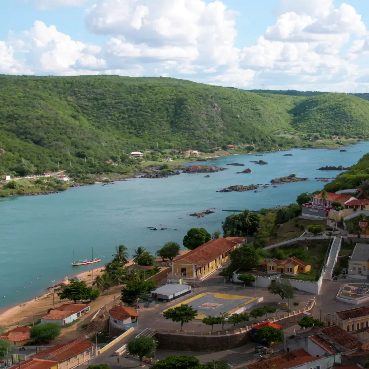 Vista do Mirante Secular na cidade de Piranhas, no Alagoas, às margens do Rio São Francisco com cânions ao fundo 