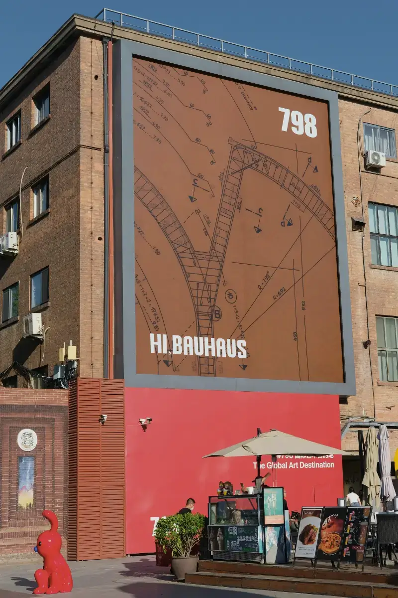 Edifícios no estilo Bauhaus na 798 Art Zone, projetados por arquitetos da Alemanha Oriental na década de 1950