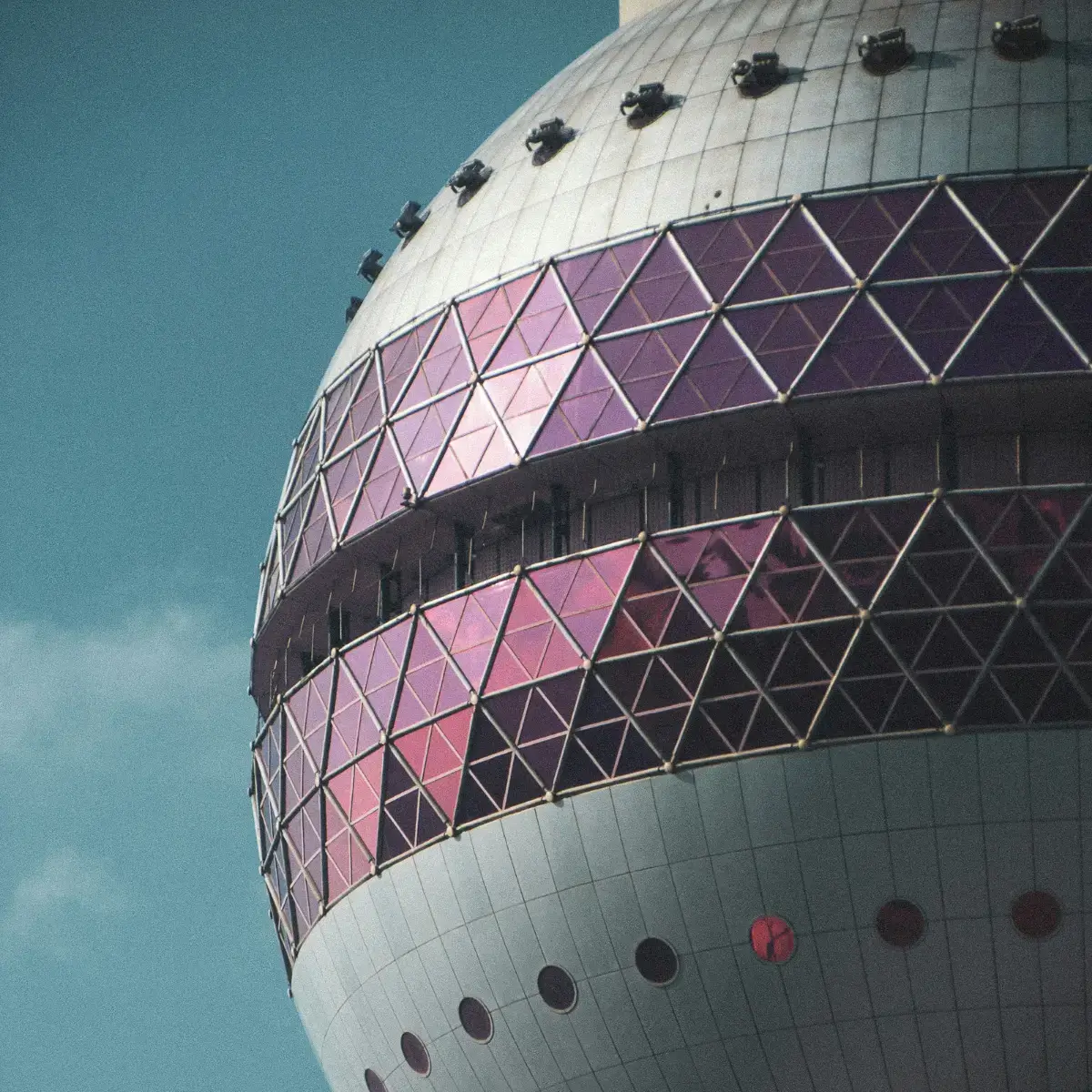 Torre de Shanghai, famosa por sua arquitetura futurista com 15 esferas e 468 metros de altura