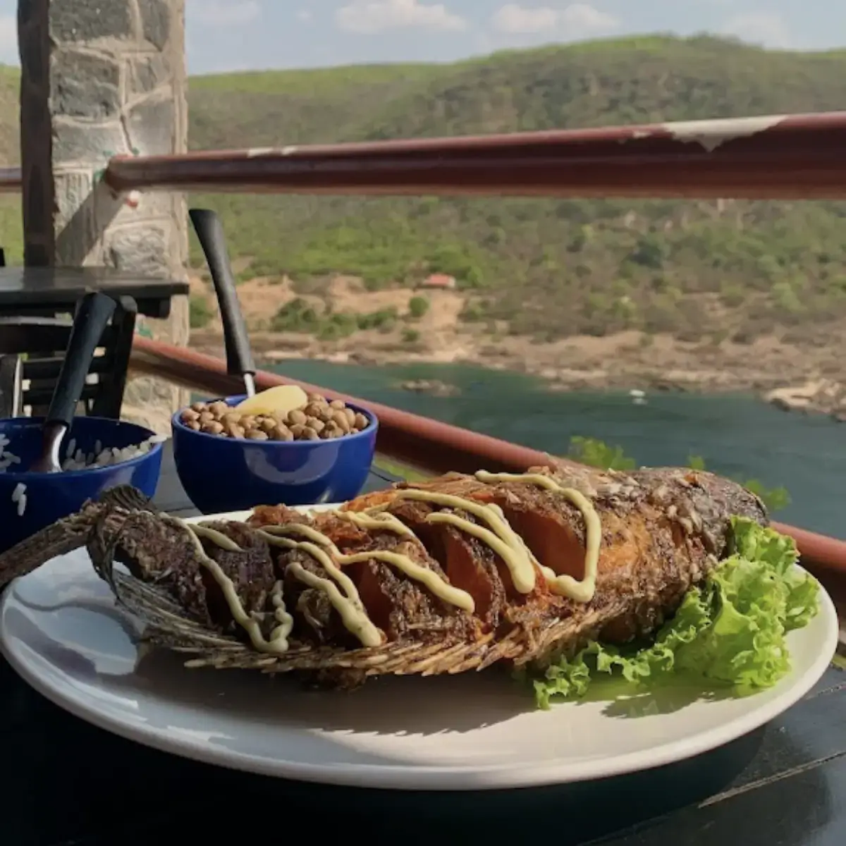 Peixe frito no restaurante Flor De Cactus em Piranhas, Alagoas, com vista para o Rio São Francisco