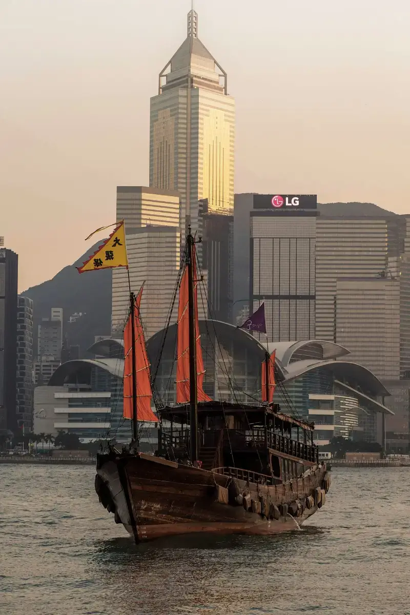 Horizonte de Hong Kong: um contraste entre arranha-céus e as embarcações dukling