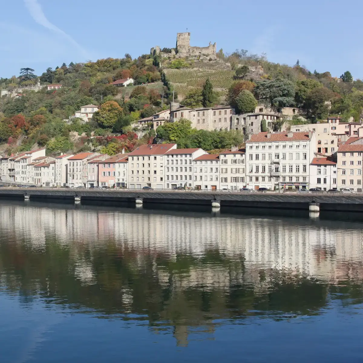 Cidade francesa de Vienne, na confluência dos rios Ródano e Gère, com casas típicas às margens do rio.