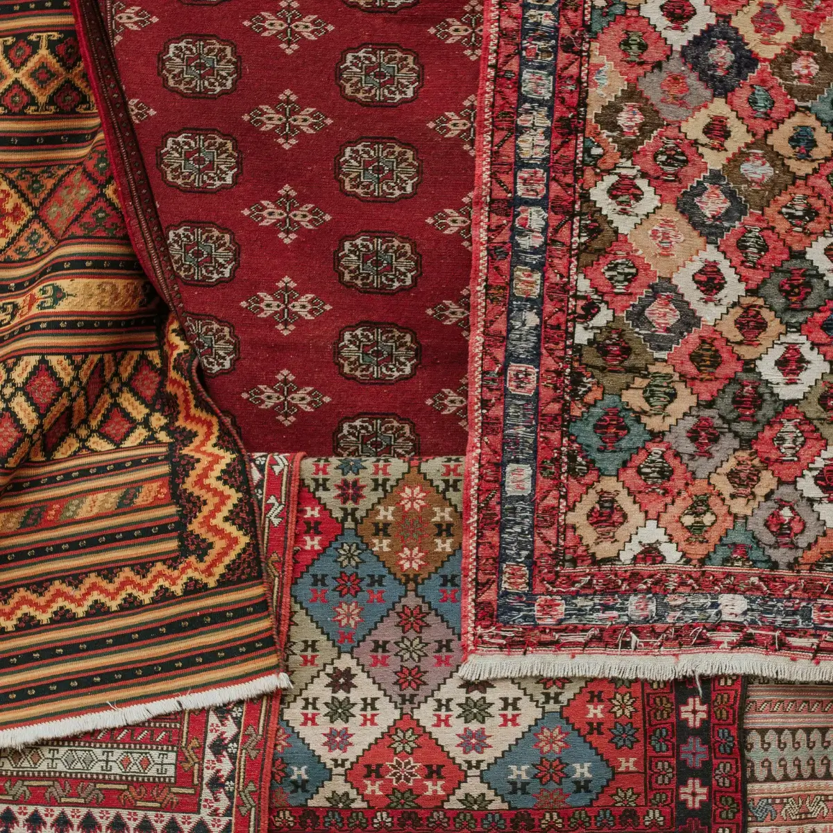 Tapete turco tradicional com diferentes padronagens e significados, para prosperidade e fertilidade