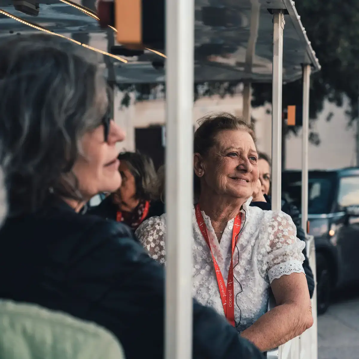 Viajantes da terceira idade passeiam confortavelmente em um carrinho, fazendo city tour na região da Puglia, Itália