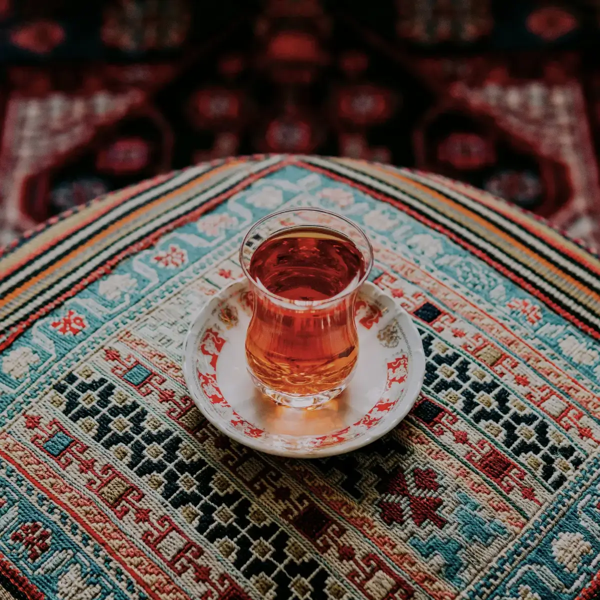 Çay ou chá preto turco, bebida tradicional que simboliza hospitalidade e é oferecida para as visitas