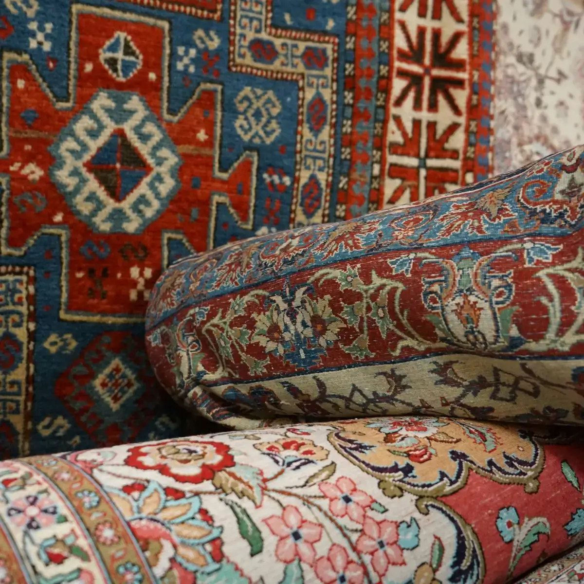 Tapetes turcos tradicionais ou kilims vendidos nos mercados de Istambul, com diferentes cores e padronagens