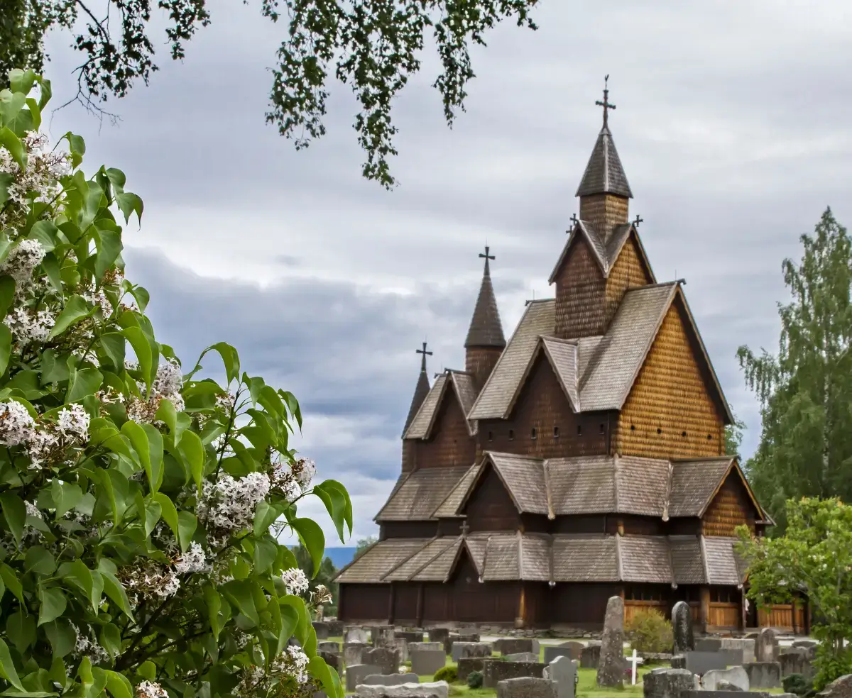 cultura da Noruega vista em igreja de madeira datada da Idade Média