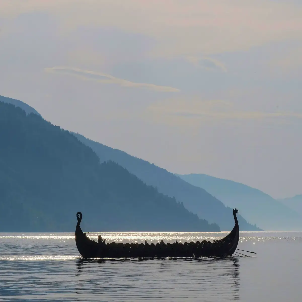 cultura da noruega e a influência dos povos vikings, com barcos feitos de madeira
