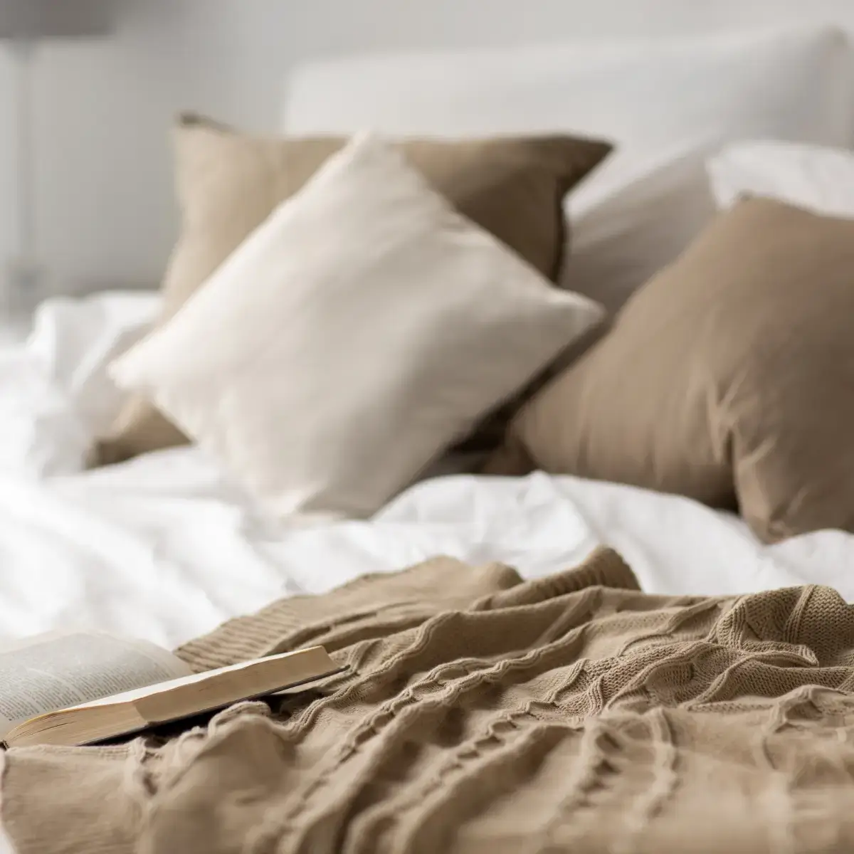 Quarto no estilo de decoração e design escandinavo, com materiais naturais e rústicos em cores neutras