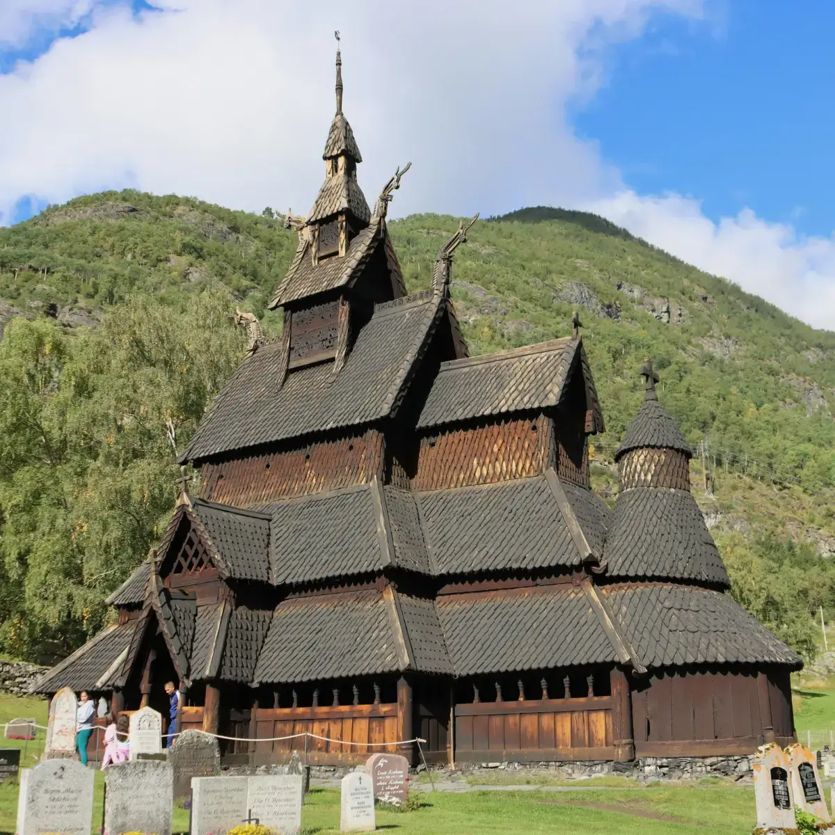 Igreja de madeira stave church na Noruega com detalhes entalhados, arquitetura típica da Idade Média