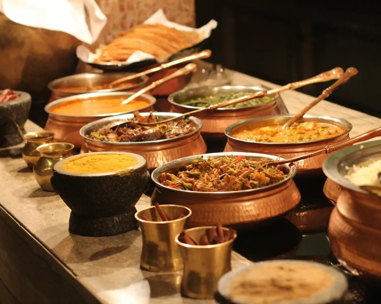 pratos típicos da Índia incluem thali e arroz biryani