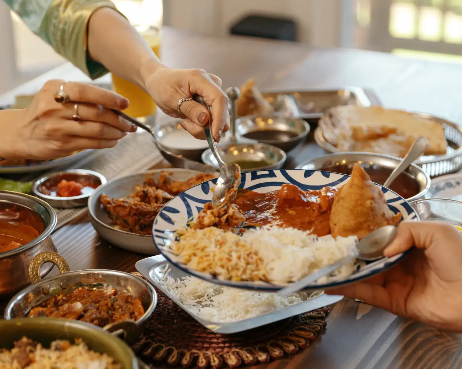 pratos tradicionais da Índia, compartilhados à mesa